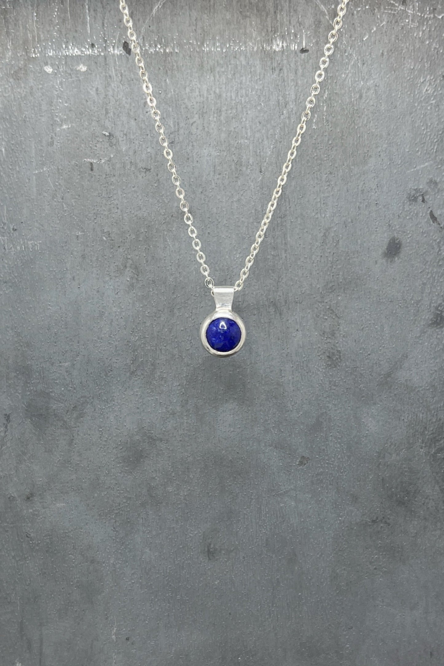 tiny round / lapis lazuli