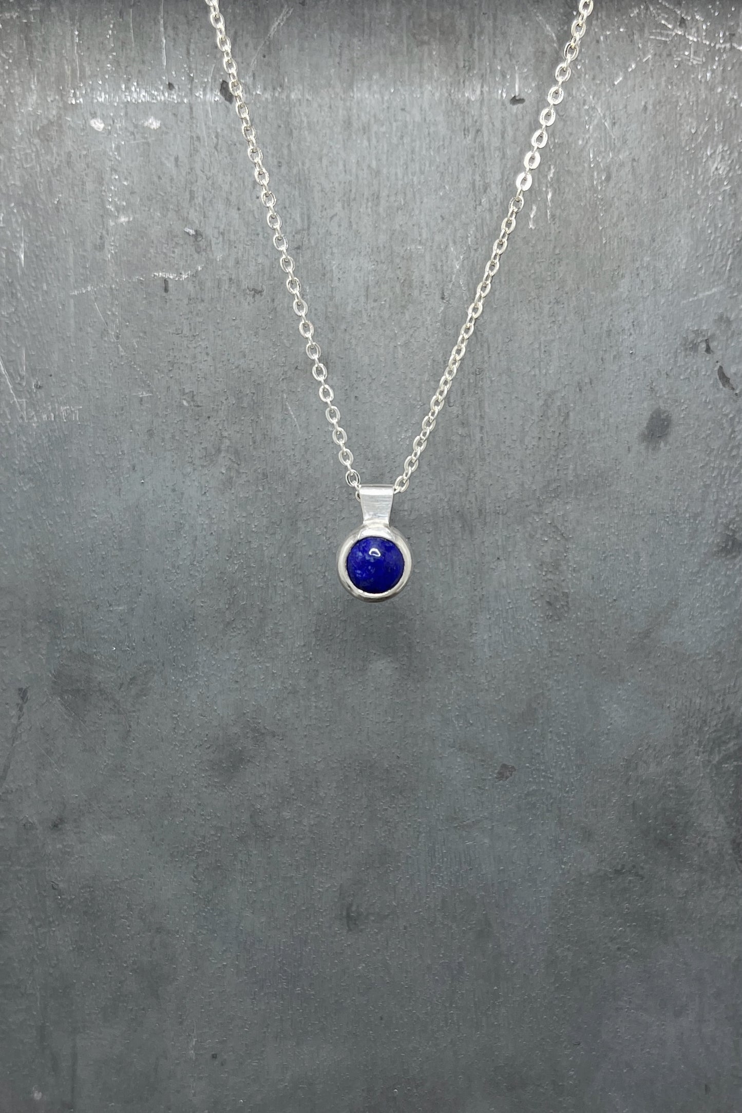 tiny round / lapis lazuli