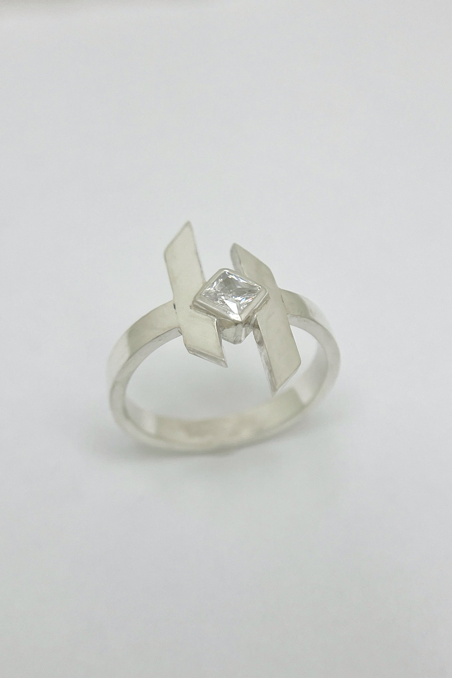 medium warp ring / white cubic zirconia / size 7