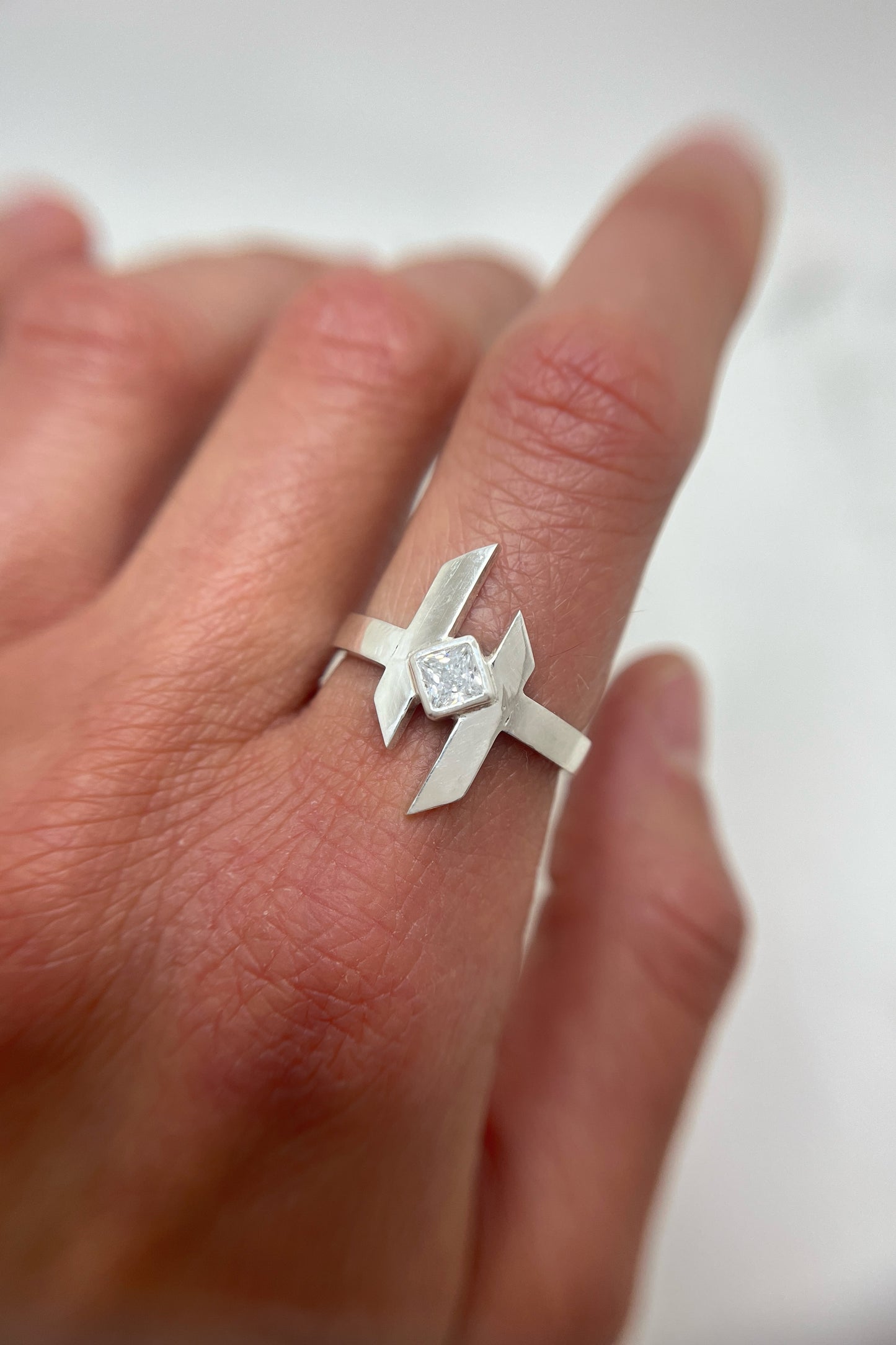medium warp ring / white cubic zirconia / size 7