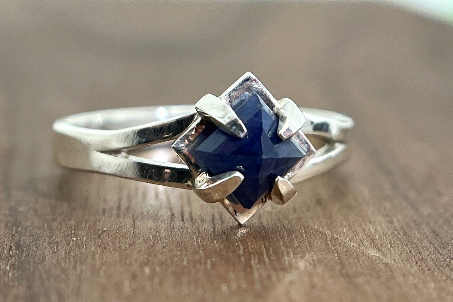 prong ring / sapphire / size 7