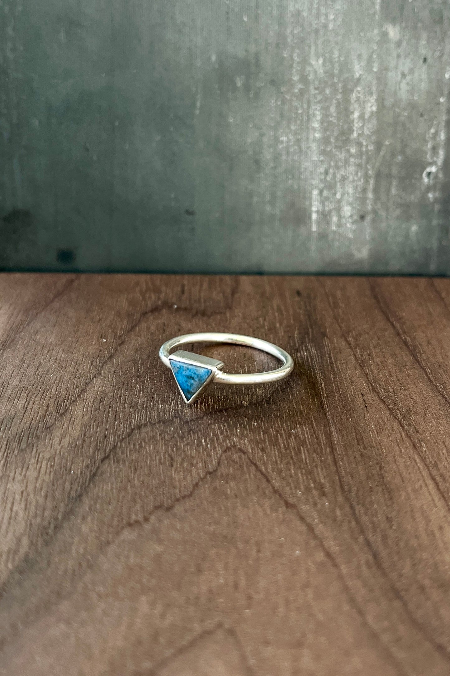 tiny triangle ring / lapis lazuli / size 7