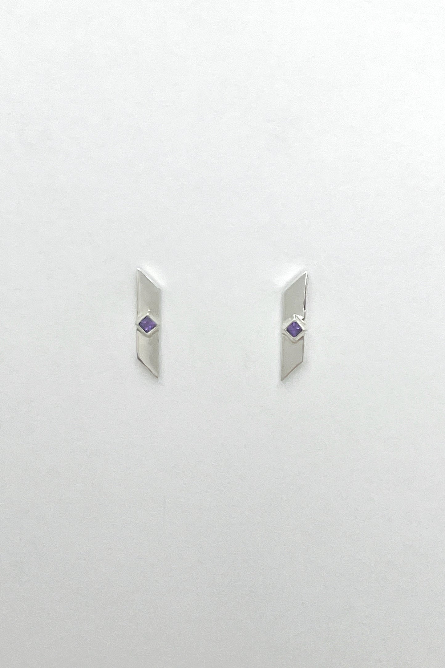 warp stud earrings / amethyst