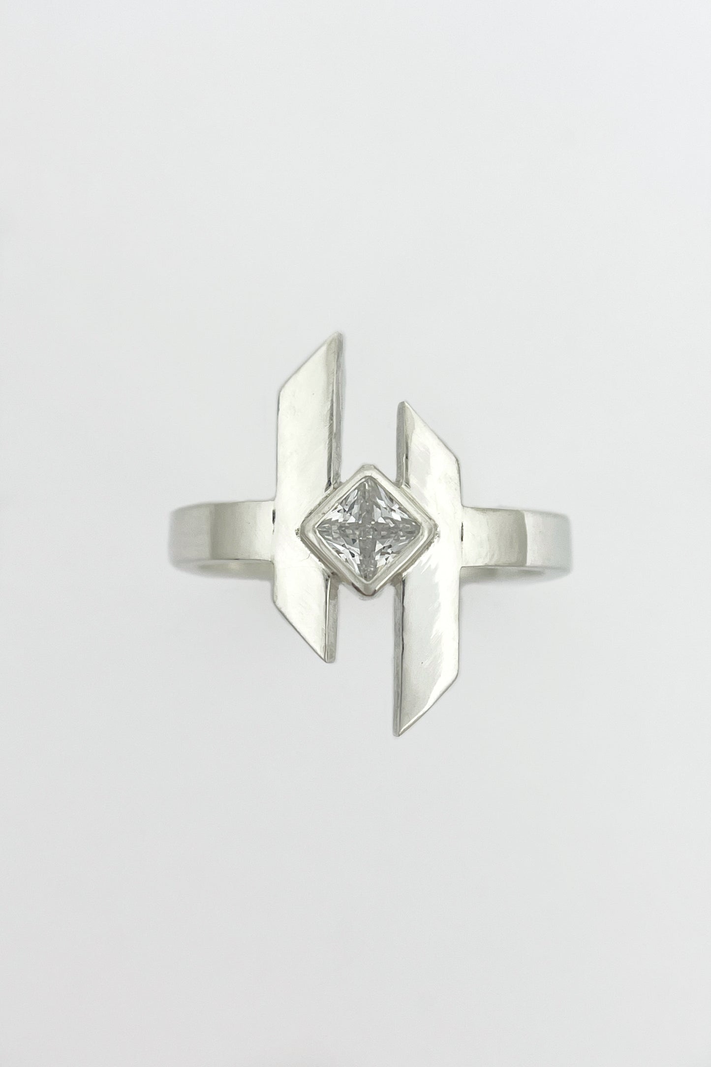 medium warp ring / white cubic zirconia / size 7