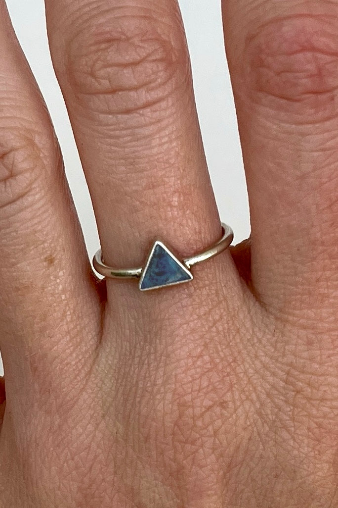 tiny triangle ring / lapis lazuli / size 7