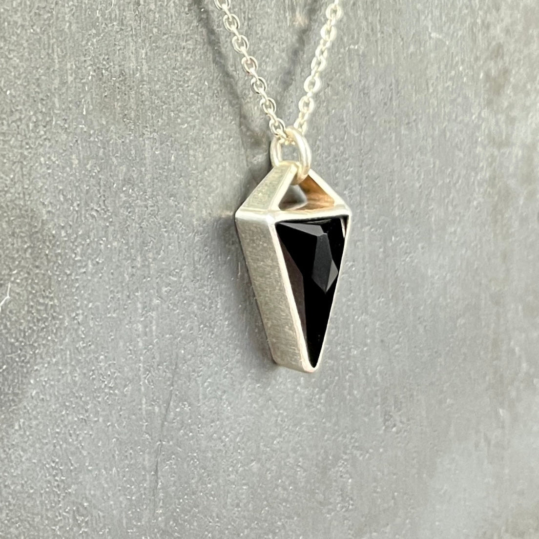 long triangle / onyx