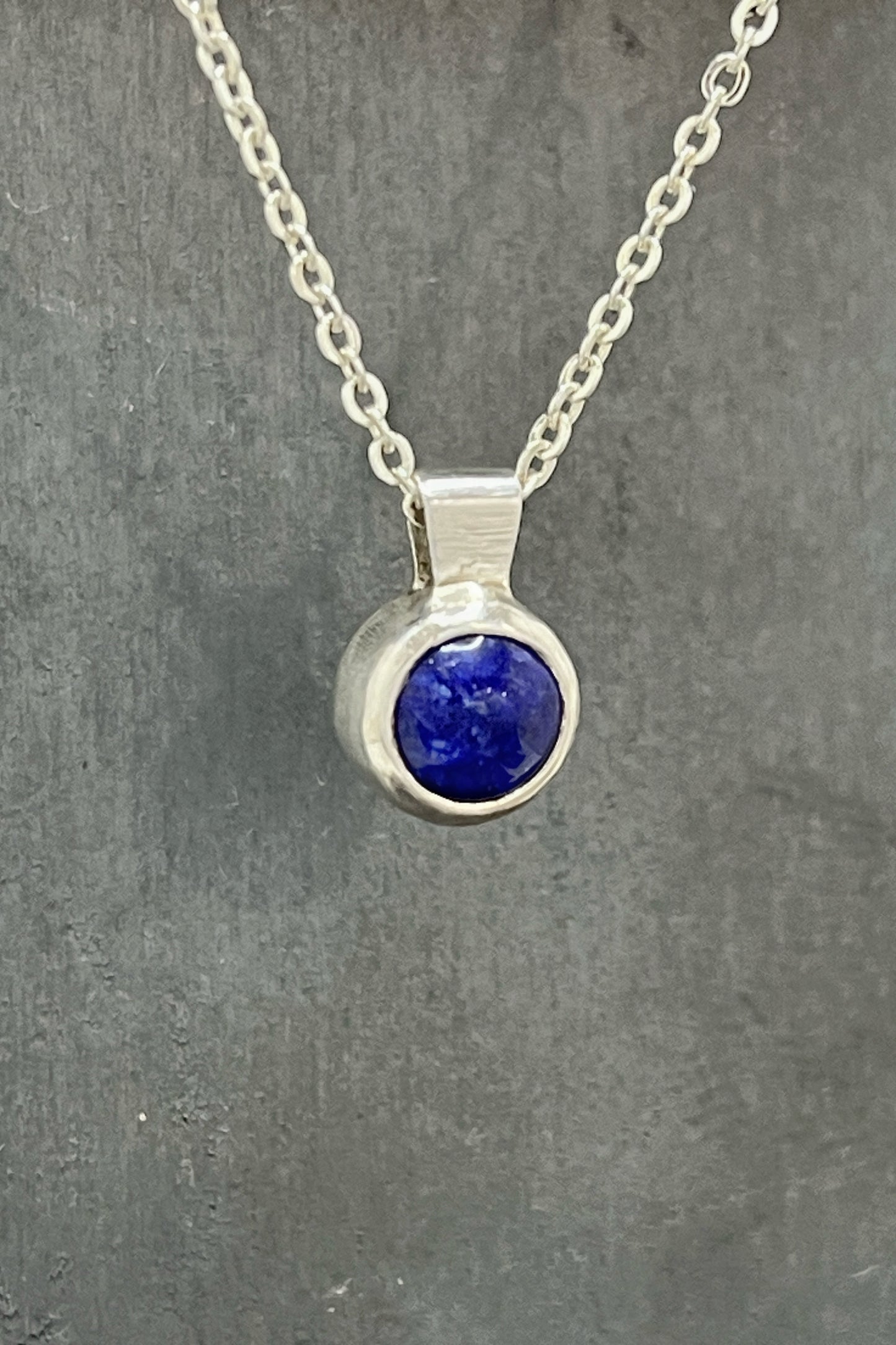 tiny round / lapis lazuli
