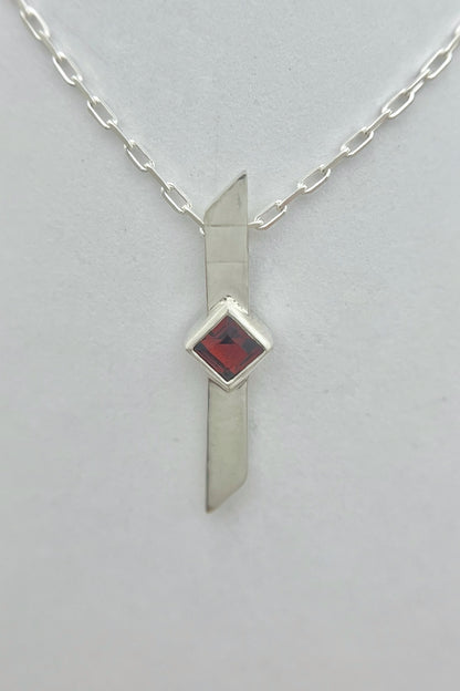 warp necklace / garnet