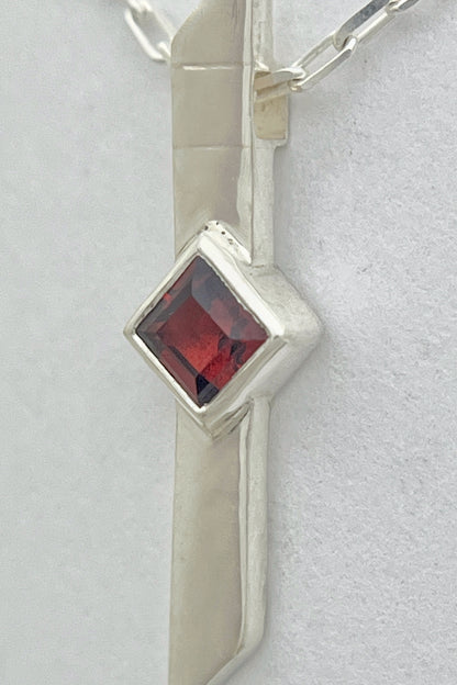warp necklace / garnet