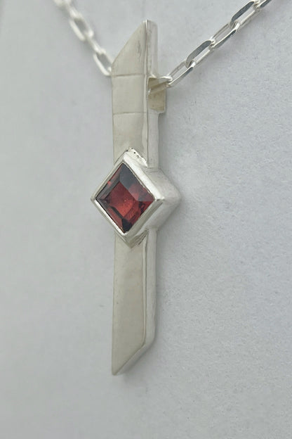 warp necklace / garnet