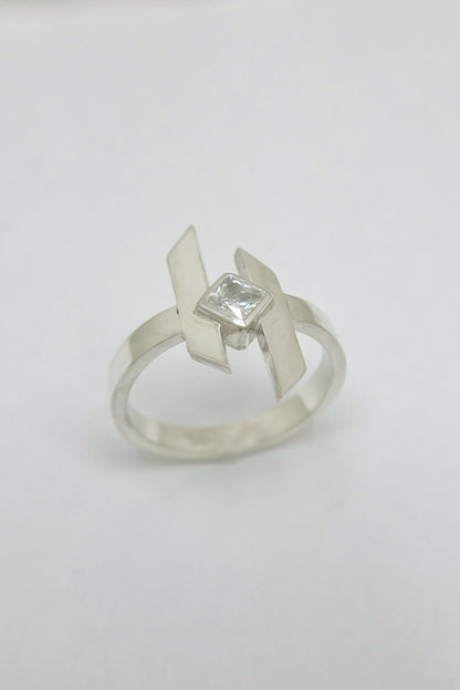 medium warp ring / white cubic zirconia / size 7