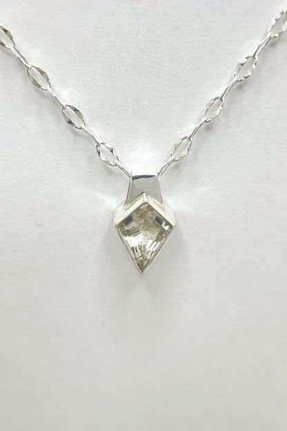kite necklace / ice quartz