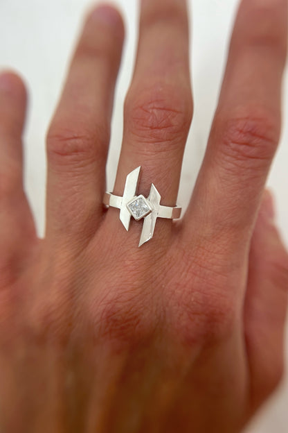 medium warp ring / white cubic zirconia / size 7