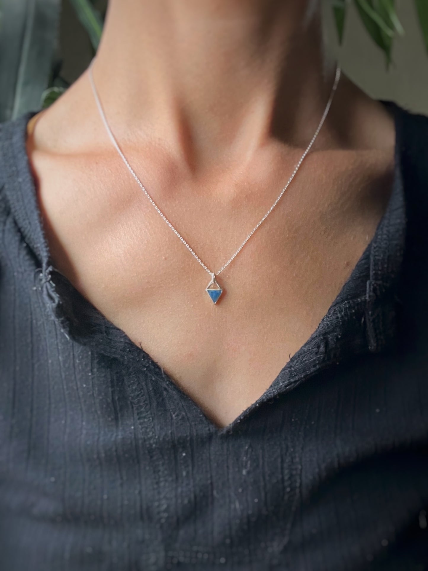 tiny triangle necklace / lapis lazuli