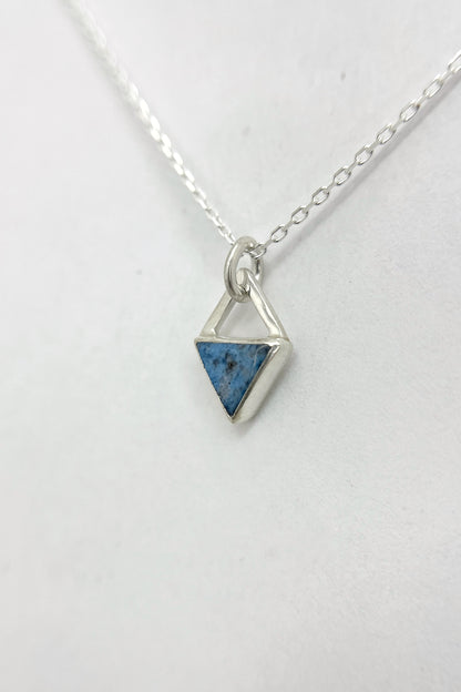 tiny triangle necklace / lapis lazuli