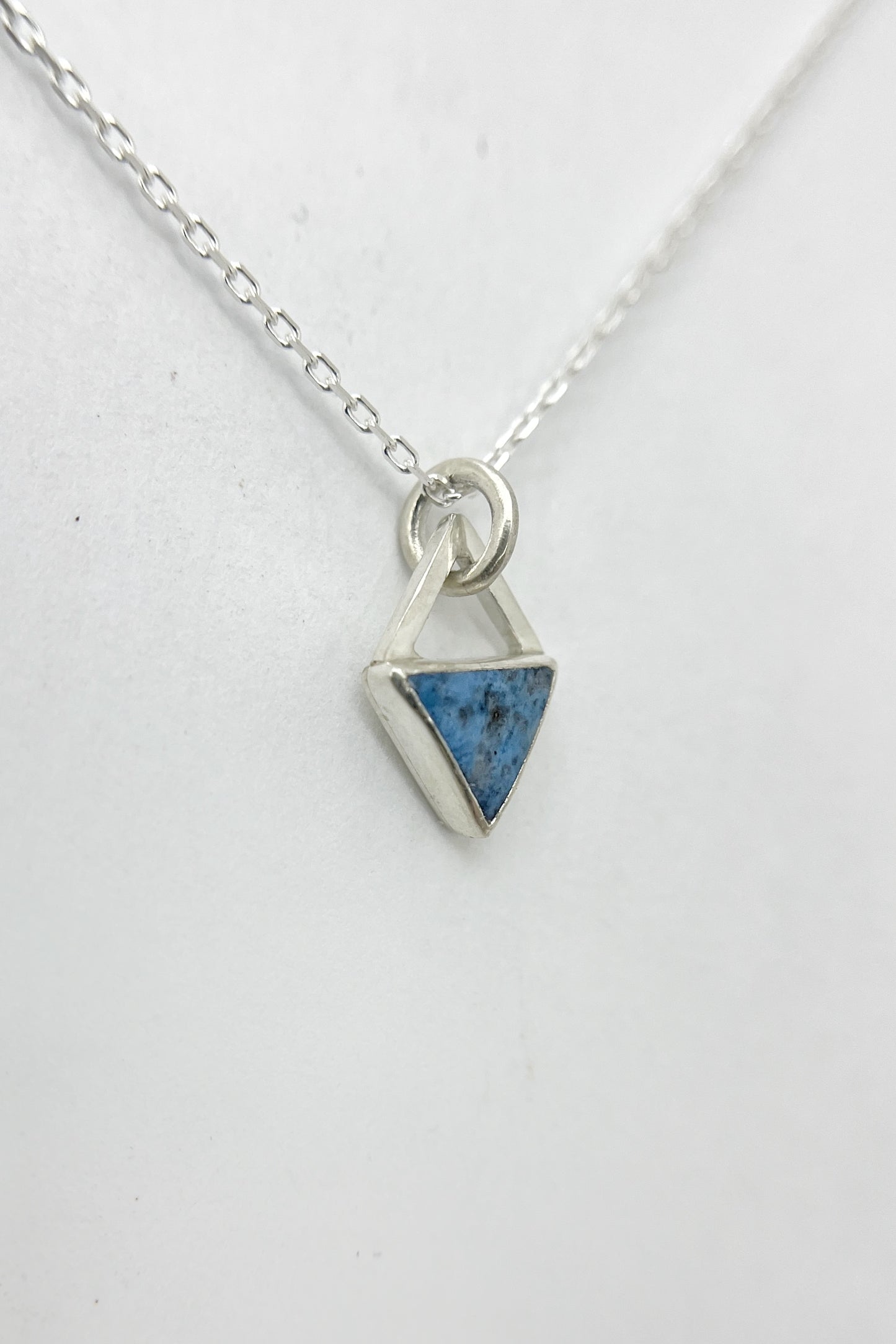 tiny triangle necklace / lapis lazuli