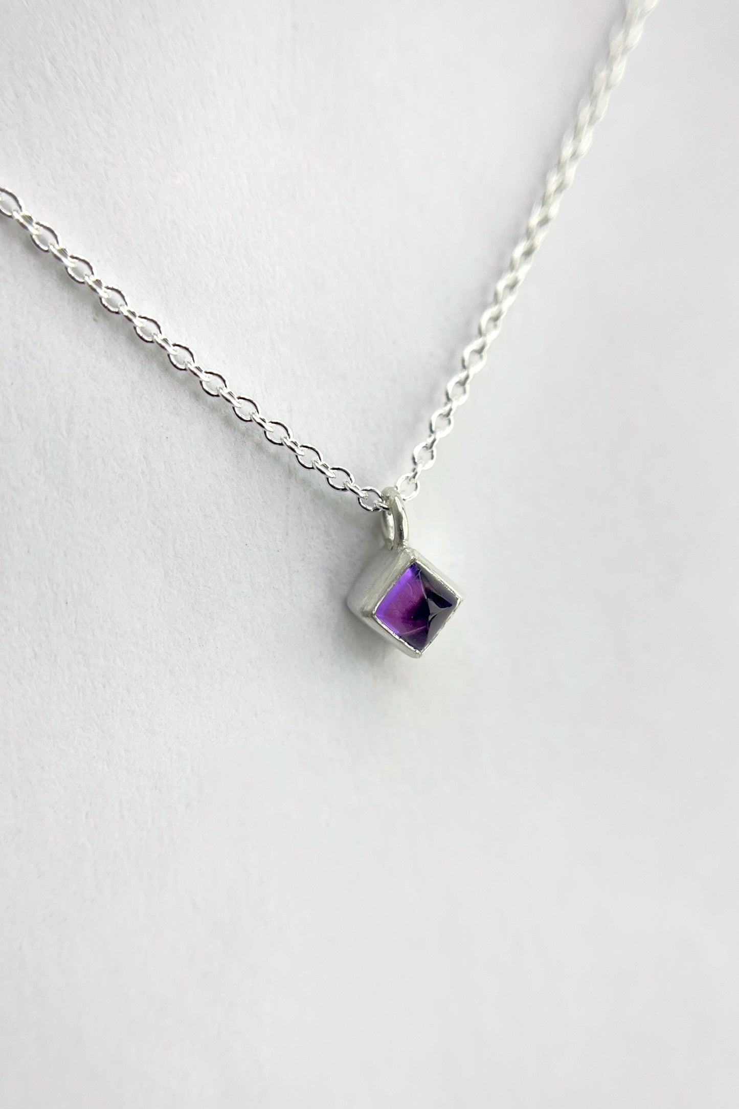 3mm sugarloaf necklace / amethyst