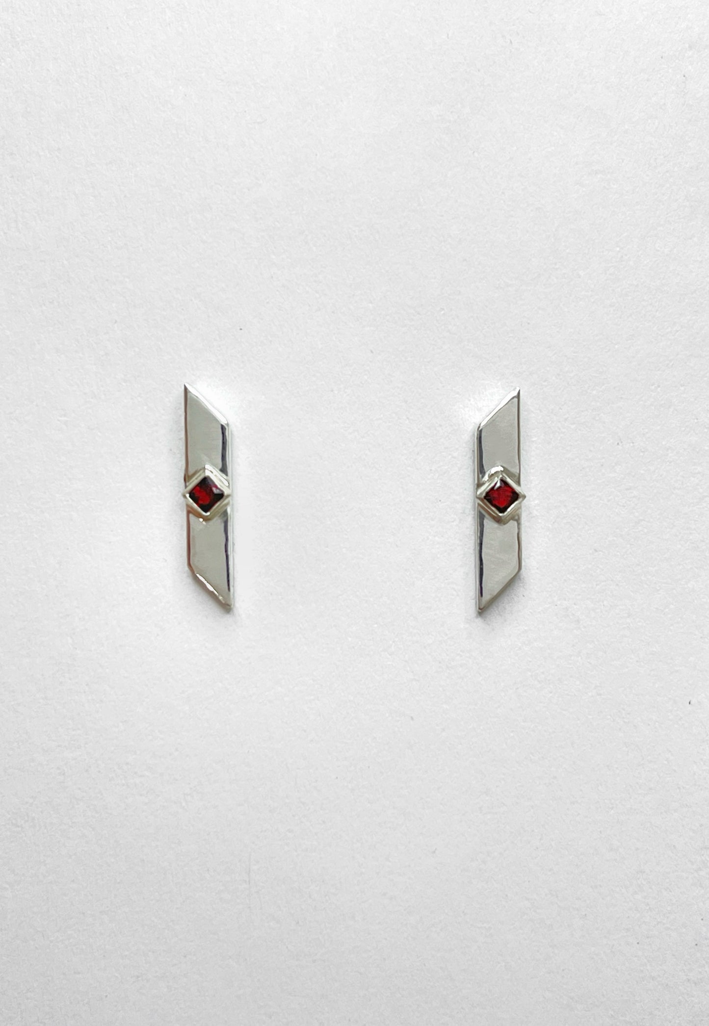 warp stud earrings / garnet