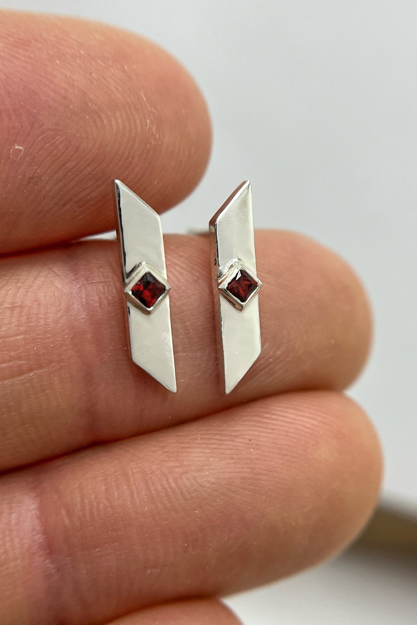 warp stud earrings / garnet