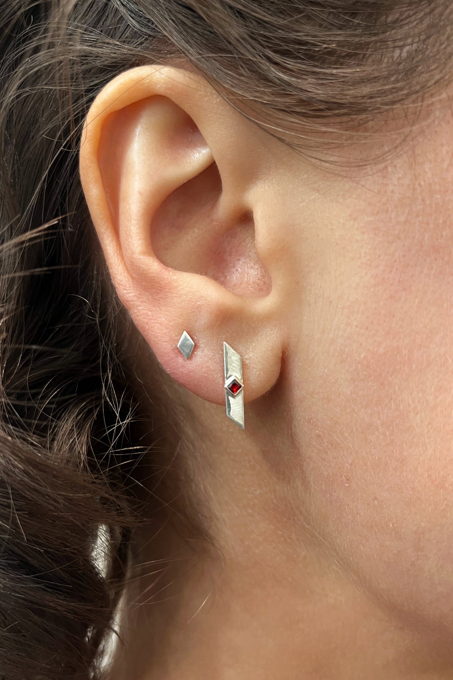 warp stud earrings / garnet