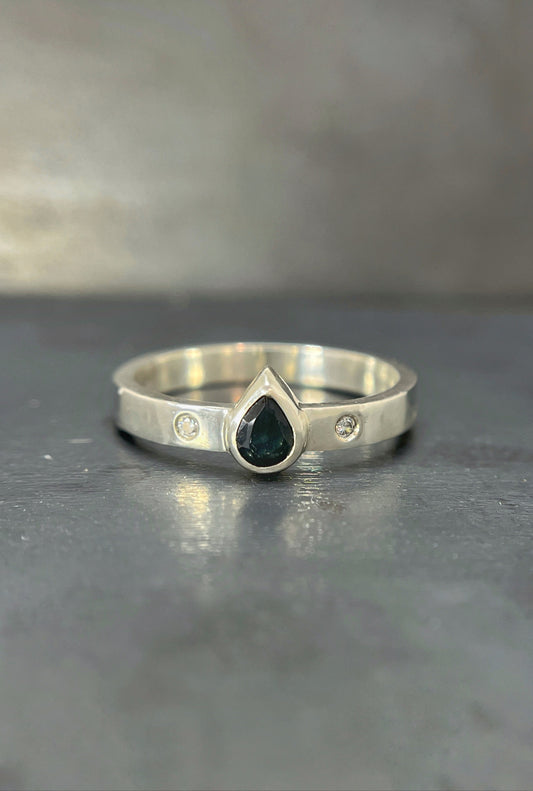 deep blue sapphire pear ring with flush sets / size 9