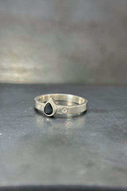 deep blue sapphire pear ring with flush sets / size 9