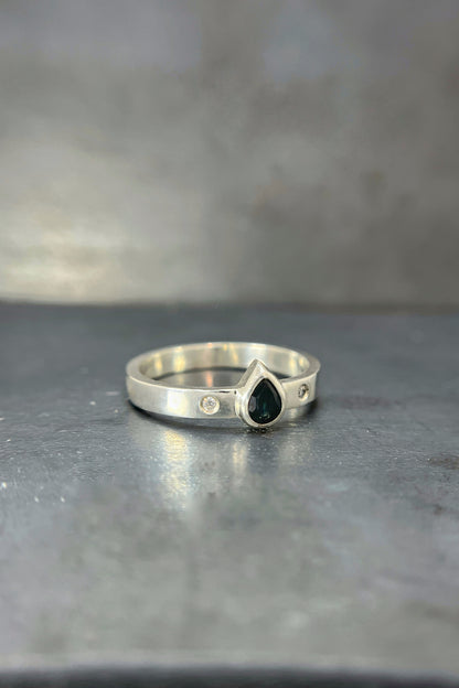 deep blue sapphire pear ring with flush sets / size 9