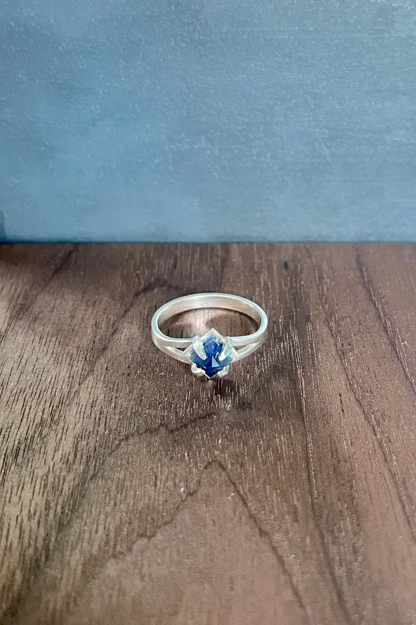 prong ring / sapphire / size 7