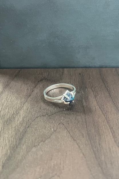 prong ring / sapphire / size 7