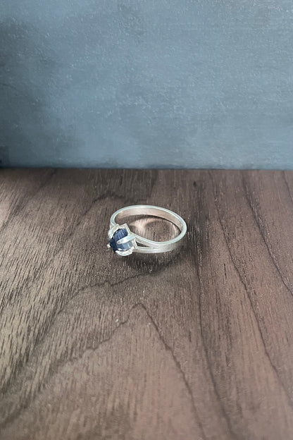 prong ring / sapphire / size 7
