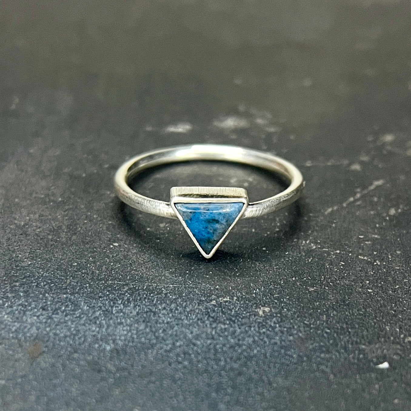 tiny triangle ring / lapis lazuli / size 7