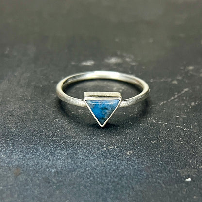tiny triangle ring / lapis lazuli / size 7