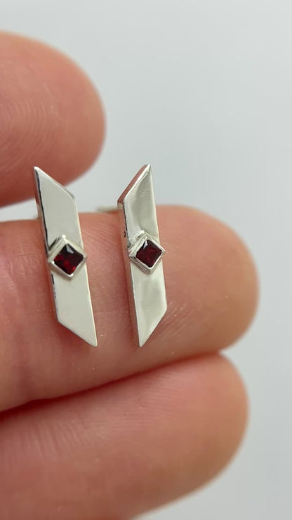 warp stud earrings / garnet