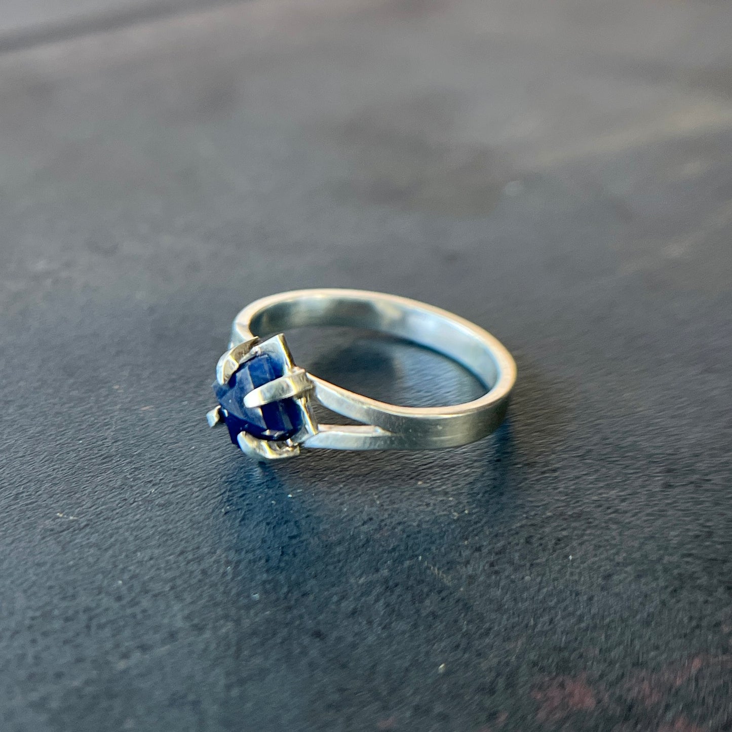 prong ring / sapphire / size 7