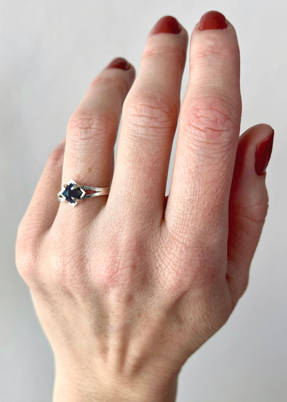prong ring / sapphire / size 7