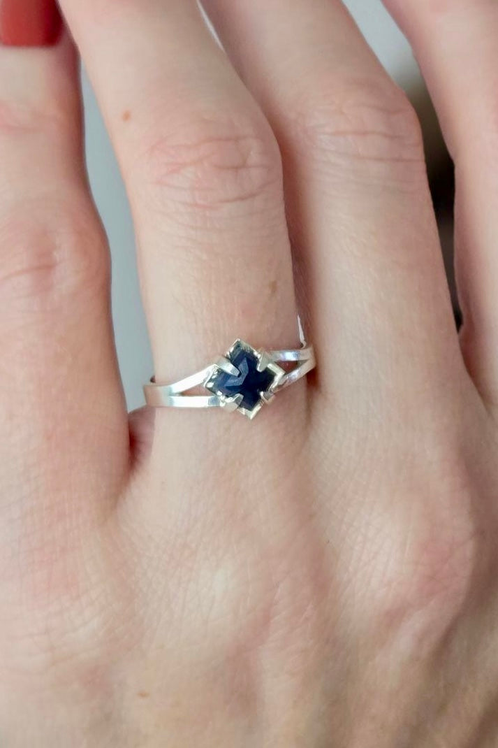 prong ring / sapphire / size 7