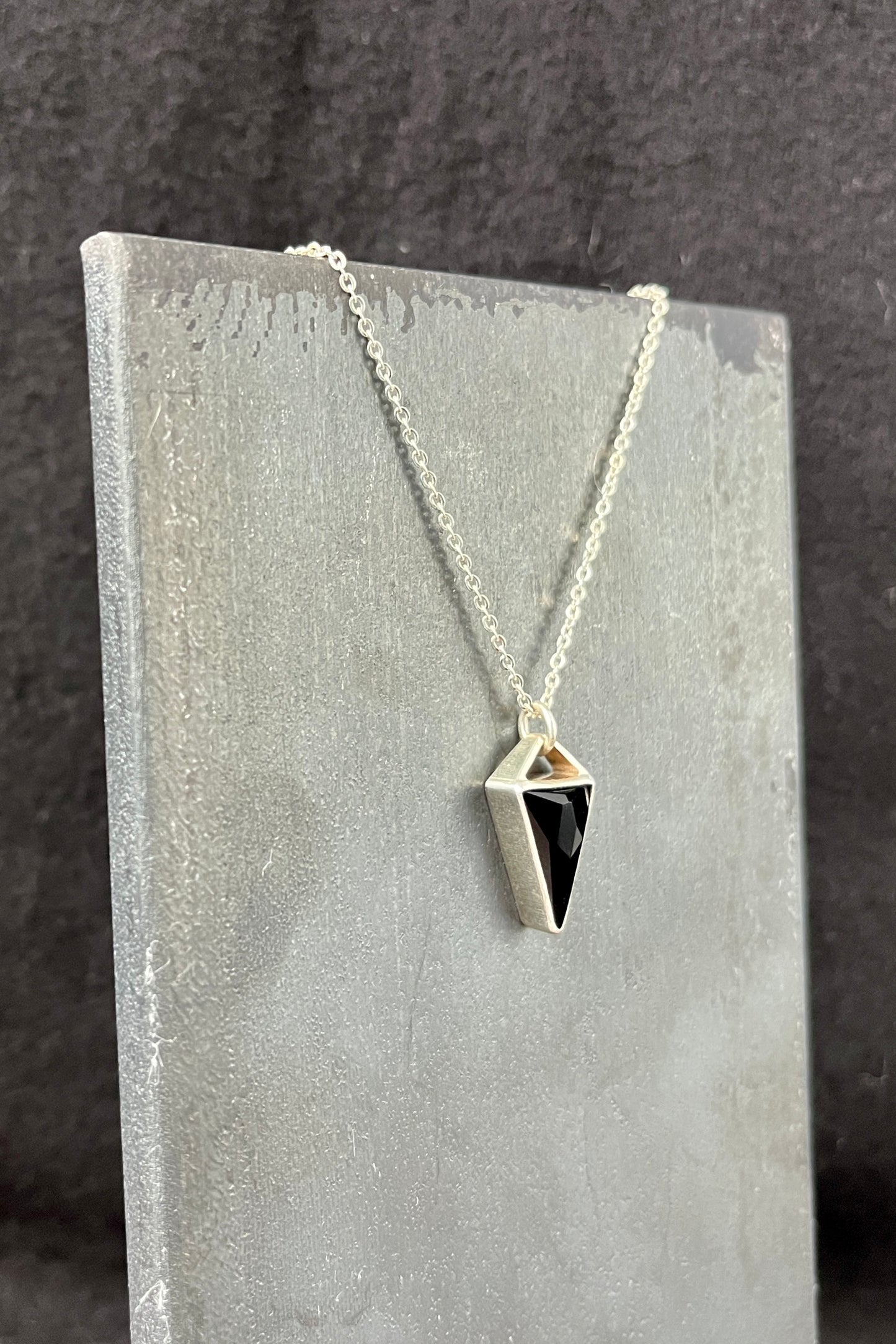 long triangle / onyx
